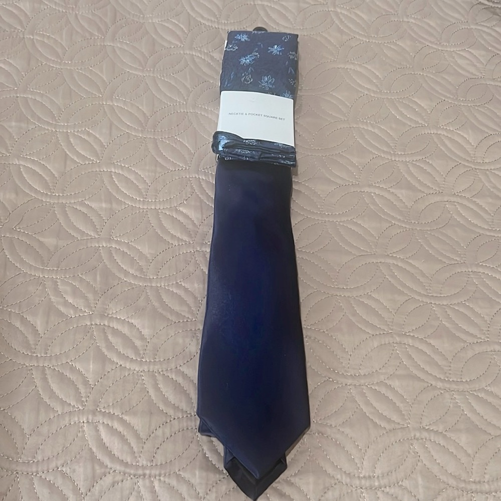 Perry Ellis neck tie with pocket square